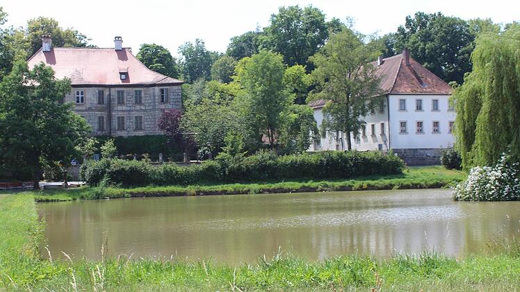 Das Gemeindehaus der Kirche (rechts) steht neben dem Weingartsgreuther Schloss.