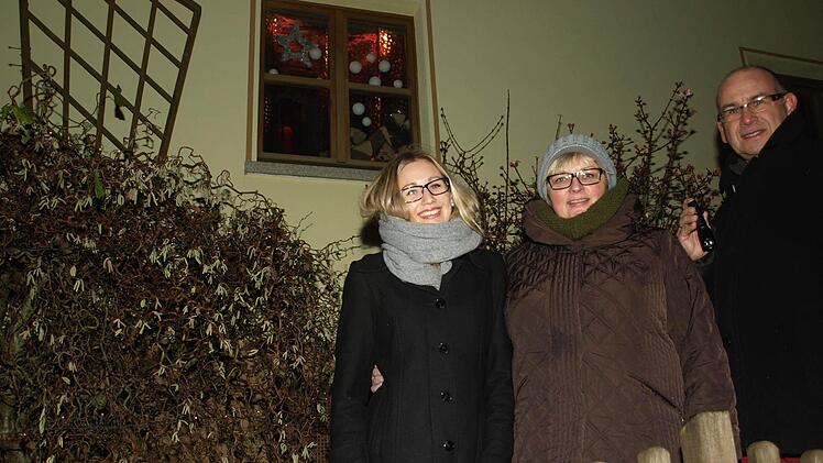 Familie Kukuk vor ihrem Adventsfenster.