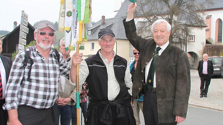 Robert Strobel, Obmann des Hauptvereins, freut sich, dass der Wimpel aus Zeyern nach Grafengehaig getragen worden ist. Der Obmann aus Zeyern Werner Hempfling und Sepp Huber (Fahnenträger) sahen das als Ehrensache.