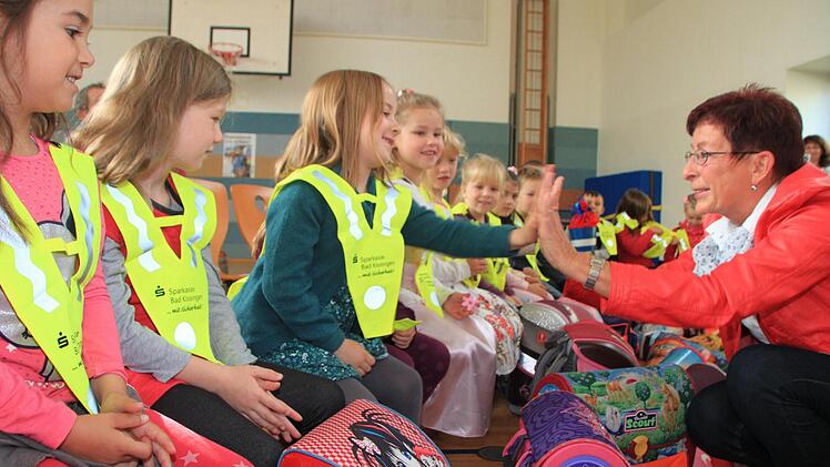 Übergabe der Sicherheitsdreiecke zum Schulanfang 2014 in Münnerstadt. Fotos: Paul Ziegler/Heike Beudert