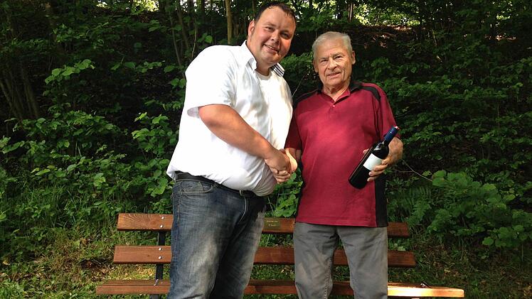 Stefan Ryll, der neue Vorsitzende des Verkehrs- und Heimatvereins Züntersbach (links), bedankte sich bei Eduard Koch, der für den Aussichtspunkt am Kirchberg-Rundweg eine Bank gefertigt hat.  Foto: Ilka Ryll