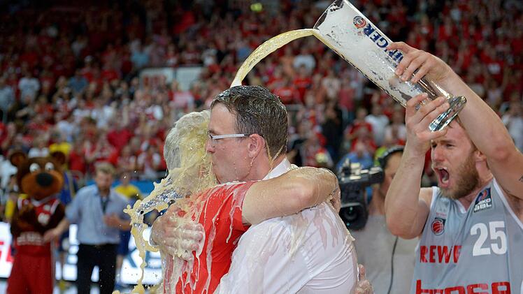 Die Bamberger Zeit war die erfolgreichste in der Trainer-Karriere von Chris Fleming (Mitte). Hier überschüttet ihn Anton Gavel nach dem Gewinn der Meisterschaft 2013 mit Bier.  Foto: Archiv/David Ebener (dpa)