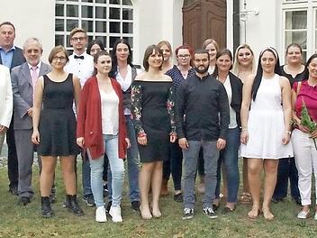 Stellvertretender Schulleiter Thomas Kirpal, Personalratsvorsitzender Franz-Josef Betz, Katja Bittner vom Gebo-Vorstand, Pflegedienstleiter Steffen Wehrle, Medizinaldirektor Reinhard Schuberth (von links) sowie die Lehrerin f&uuml;r Pflegeberufe Sarah Beez (rechts) gratulierten den Absolventen zum erfolgreichen Abschluss ihrer Ausbildung als Kranken- und Gesundheitspfleger/in. Fotos: Mario Deller