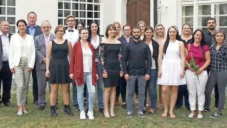 Stellvertretender Schulleiter Thomas Kirpal, Personalratsvorsitzender Franz-Josef Betz, Katja Bittner vom Gebo-Vorstand, Pflegedienstleiter Steffen Wehrle, Medizinaldirektor Reinhard Schuberth (von links) sowie die Lehrerin f&uuml;r Pflegeberufe Sarah Beez (rechts) gratulierten den Absolventen zum erfolgreichen Abschluss ihrer Ausbildung als Kranken- und Gesundheitspfleger/in. Fotos: Mario Deller