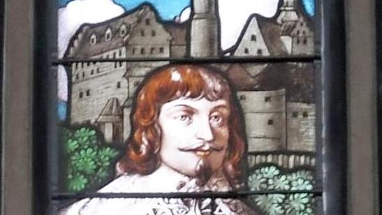Auf einem Fensterbild im Chorraum der Marienkirche in Königsberg ist Herzog Wilhelm von Sachsen-Weimar zu sehen.  Foto: Gerold Snater