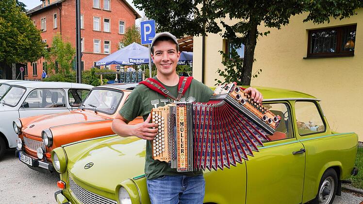 Fritz Bieber aus Ammerndorf hatte sein Akkordeon mitgebracht. Foto: Adriane Lochner