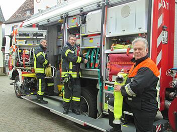 Das geplante, neue Gerätehaus im Fokus muss die Euerdorfer Feuerwehr ihre Bedarfsliste kürzen. Michael Fell, Vize-Vorsitzender Peter Betz und Peter Fritz (von links) sind jedoch optimistisch, dass die Restsumme  für die wichtigsten Erneuerungen noch ausreicht.          Foto: Winfried Ehling