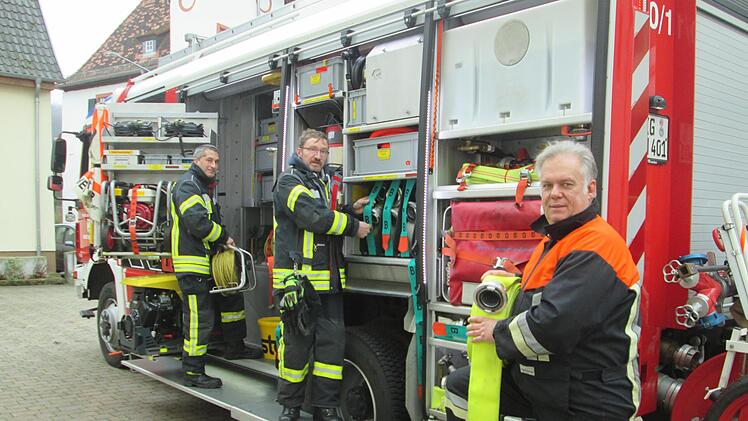Das geplante, neue Gerätehaus im Fokus muss die Euerdorfer Feuerwehr ihre Bedarfsliste kürzen. Michael Fell, Vize-Vorsitzender Peter Betz und Peter Fritz (von links) sind jedoch optimistisch, dass die Restsumme  für die wichtigsten Erneuerungen noch ausreicht.          Foto: Winfried Ehling