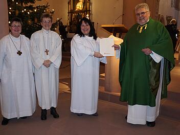 Übergabe des Errichtungsdekrets für den neuen Pastoralen Raum "Am Kreuzberg "an die drei Gottesdienstbeauftragten (von links) Ehrentraud May (Oberelsbach), Maria Ramsauer (Walddörfer) und Marion Eckert (Bischofsheim) durch Domkapitular Dietrich Seidel. Foto: Anja Vorndran