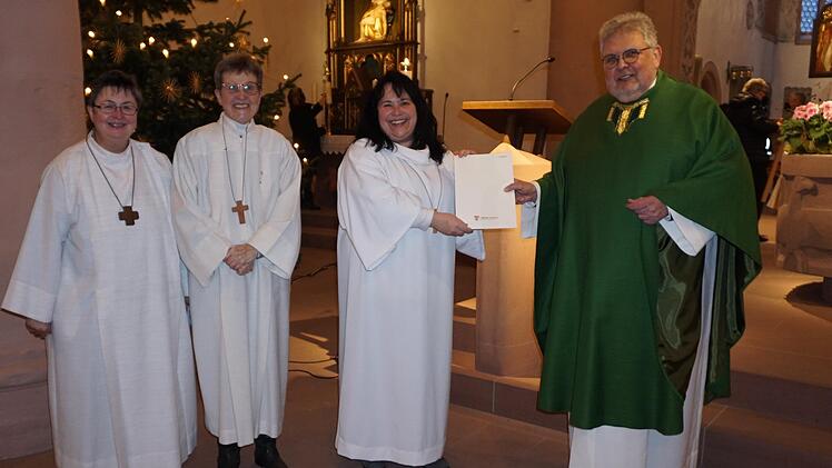 Übergabe des Errichtungsdekrets für den neuen Pastoralen Raum "Am Kreuzberg "an die drei Gottesdienstbeauftragten (von links) Ehrentraud May (Oberelsbach), Maria Ramsauer (Walddörfer) und Marion Eckert (Bischofsheim) durch Domkapitular Dietrich Seidel. Foto: Anja Vorndran