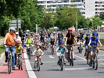 Familien-Fahrraddemos für Sicherheit im Straßenverkehr