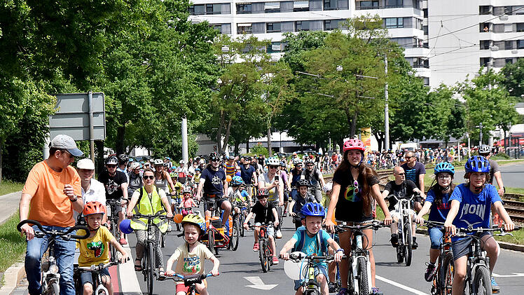 Familien-Fahrraddemos für Sicherheit im Straßenverkehr