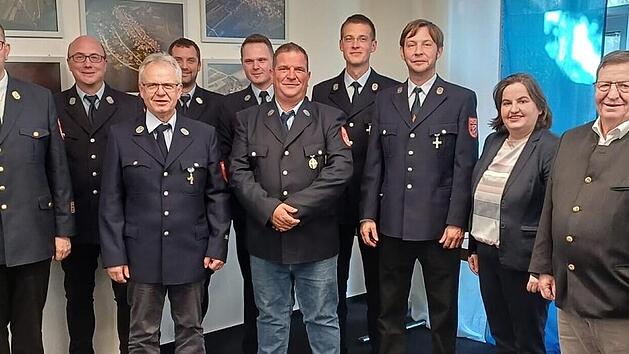 Langj&auml;hrig aktive Feuerwehrm&auml;nner aus den Wehren der Gemeinde Sandberg wurden beim Ehrenabend ausgezeichnet: (von links) Michael Omert, Andreas Hildmann, Stefan S&ouml;der, Stefan R&uuml;ttiger, Nikolai K&ouml;th, Dirk Zehe, Josef Holzheimer, Gregor Holzheimer, ...