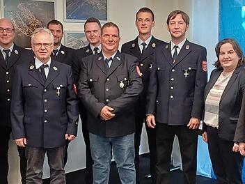 Langjährig aktive Feuerwehrmänner aus den Wehren der Gemeinde Sandberg wurden beim Ehrenabend ausgezeichnet: (von links) Michael Omert, Andreas Hildmann, Stefan Söder, Stefan Rüttiger, Nikolai Köth, Dirk Zehe, Josef Holzheimer, Gregor Holzheimer, ...