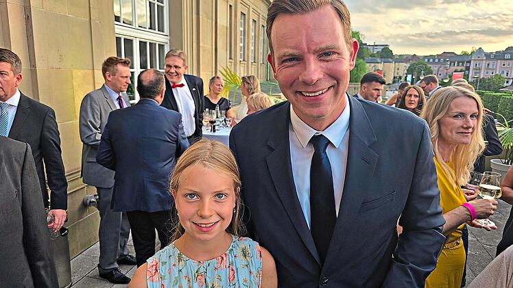 Martin Wende, CSU-Bezirksvorsitzender, mit seiner Tochter Clara. Die Neunj&auml;hrige war begeistert vom komplizierten und fordernden Konzert der Tschechen: Es war toll, schw&auml;rmt sie am Rande der Veranstaltung. Susanne Will