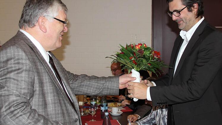 MdB Hofmann gratuliert Ralf Hofmann, auch wenn dessen Abstimmungsergebnis nicht alle begeisterte. Foto: Ralf Kestel