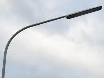 In Weißenbrunn werden die Straßenleuchten sukzessive meist auf Gelblicht umgerüstet. Die Peitschenmasten bleiben bestehen, es werden nur die Leuchtkörper ausgetauscht. Foto: K.-H. Hofmann