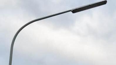 In Weißenbrunn werden die Straßenleuchten sukzessive meist auf Gelblicht umgerüstet. Die Peitschenmasten bleiben bestehen, es werden nur die Leuchtkörper ausgetauscht. Foto: K.-H. Hofmann