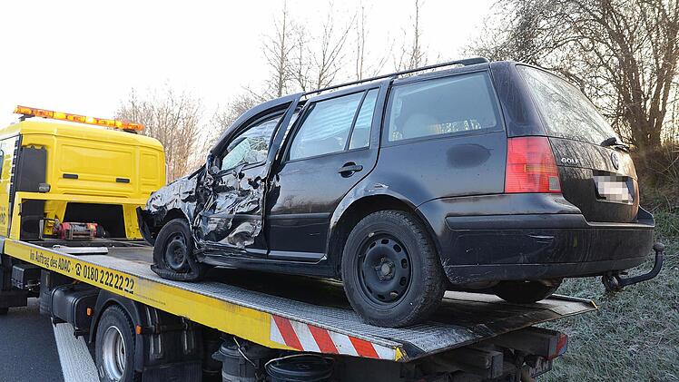 Die total beschädigten Fahrzeuge wurden abgeschleppt. (Fotos: Frank Spitzenfeil)