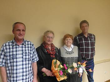 Der neue Vorstand des Gesangvereins Wildflecken (von links): Erich Latus (Kassenprüfer), Dirigentin Regina Rinke, der von Anita Mohnen für 44 Jahre Dirigentendienst mit einem Strauß gedankt wurde, und der neue stellvertretende Vorsitzende Achim Mathes. Foto: Helmut Raab
