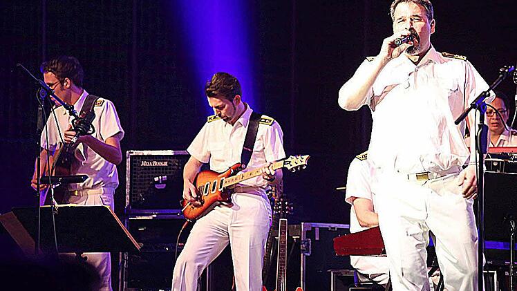 Die Bigband der Bundeswehr in der Münnerstädter Mehrzweckhalle. Foto: Dieter Britz