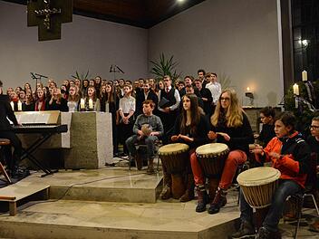 Chor mit Percussiongruppe  Fotos: Elisabeth Assmann