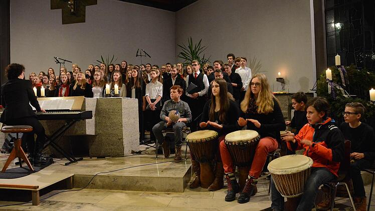 Chor mit Percussiongruppe  Fotos: Elisabeth Assmann