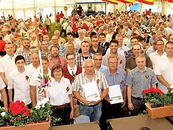 Vor den amtierenden Siebenern im großen Festzelt wurden 35 neue Feldgeschworene auf ihren Dienst vereidigt. Links (mit Hut): Wendelin Jooß.