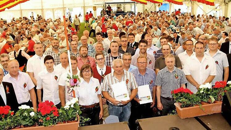 Vor den amtierenden Siebenern im großen Festzelt wurden 35 neue Feldgeschworene auf ihren Dienst vereidigt. Links (mit Hut): Wendelin Jooß.