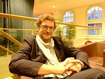 Nürnberg als "Hauptstadt der Verzagtheit": Autor Bernd Regenauer setzt seiner Heimatstadt ein satirisches Denkmal. Foto: Nikolas Pelke