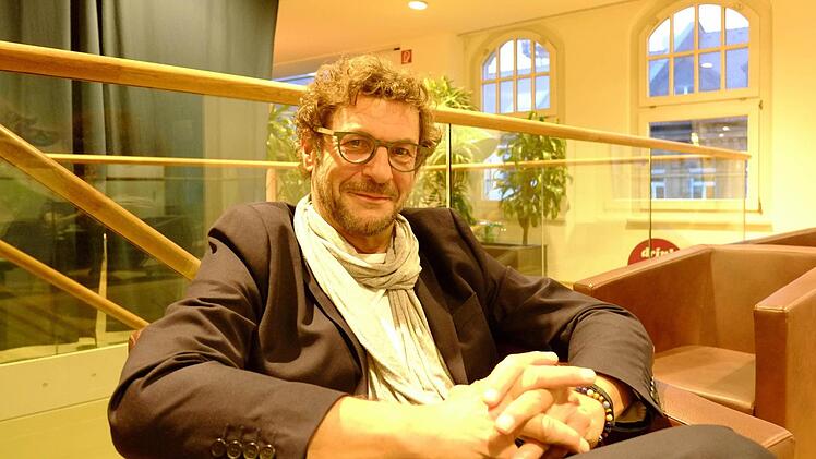 Nürnberg als "Hauptstadt der Verzagtheit": Autor Bernd Regenauer setzt seiner Heimatstadt ein satirisches Denkmal. Foto: Nikolas Pelke