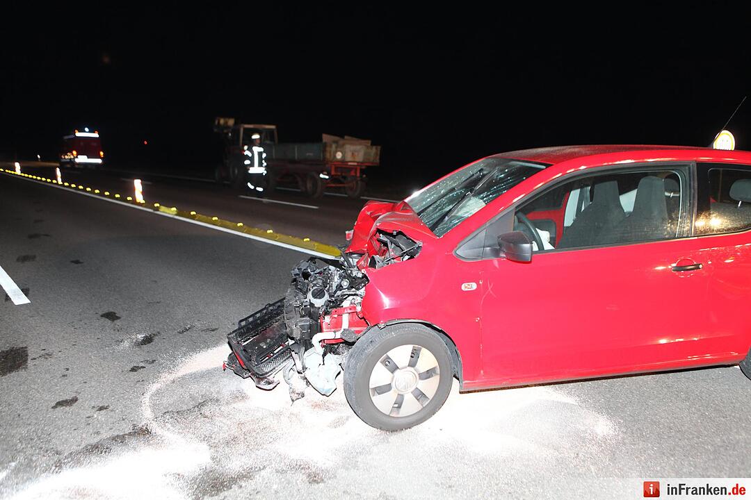 Kleinwagen fährt ungebremst gegen Traktor