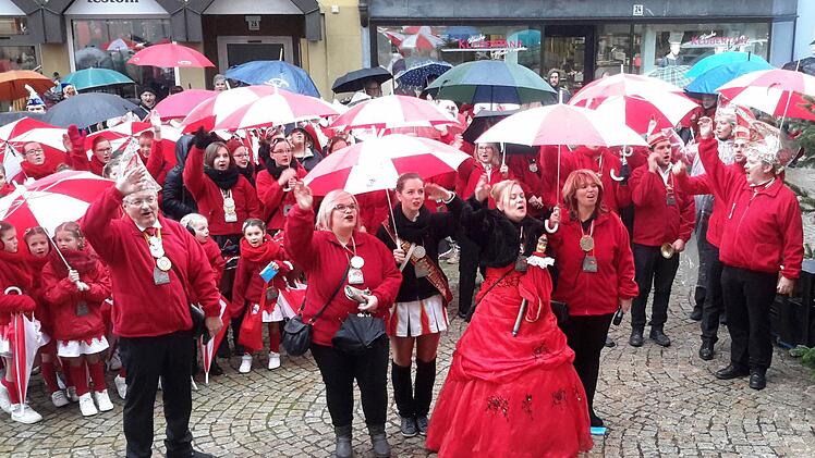 Mit donnerndem Helau versammelten sich die Narren aus Franken und dem hessischen Nachbarland nach einem Marsch durch die Ludwigstraße auf dem Marktplatz. Lautstark wurde die Herausgabe der Stadtkasse gefordert. Foto: Rolf Pralle