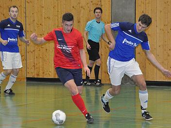 Der TSV Neukenroth (rote Trikots) wusste in der Vorrunde nicht nur beim 1:1 gegen den FC Mitwitz zu überzeugen und zog als Sieger der Gruppe 2 souverän in die Zwischenrunde ein. Die Mitwitzer wurden "nur" Dritter. Foto: Herbert Kalb