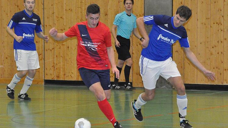 Der TSV Neukenroth (rote Trikots) wusste in der Vorrunde nicht nur beim 1:1 gegen den FC Mitwitz zu überzeugen und zog als Sieger der Gruppe 2 souverän in die Zwischenrunde ein. Die Mitwitzer wurden "nur" Dritter. Foto: Herbert Kalb
