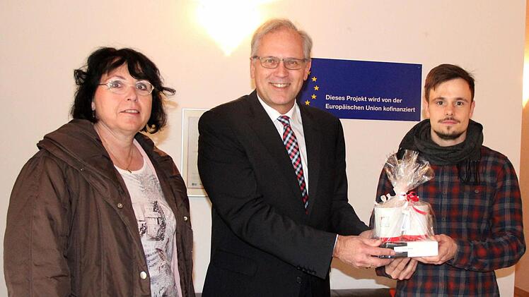 Begrüßung bei der Laufer Mühle: Bartsch freut sich, dass hier die Unterstützung durch die EU gezeigt wird. Im Bild Ute Salzner, Richard Bartsch, Eik HaaseFoto: Johanna Blum