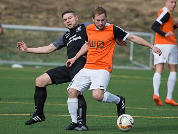 Andreas Böhnlein (oranges Trikot) erzielte bisher 23 Tore, lediglich sein Kleintettauer Teamkollege Nico Fröba (24) traf öfters ins "Schwarze". Foto: Heinrich Weiß