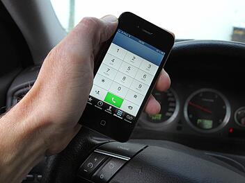 Auf der A72 bei Hof hat sich am Freitagvormittag ein Unfall ereignet, bei dem sich ein 48-J&auml;hriger verletzt hat. Ein junger Lkw-Fahrer war dem Autofahrer aufgefahren. Angeblich wegen einer SMS. Symbolfoto: Karl-Josef Hildenbrand/dpa