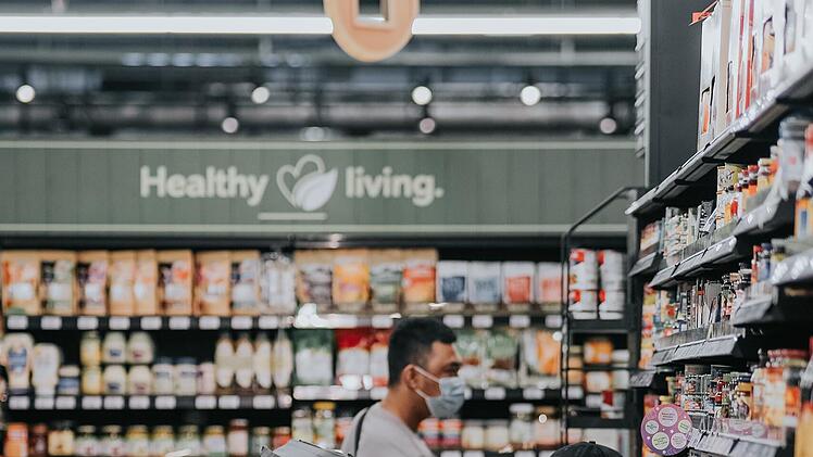 Mann geht mit OP-Maske einkaufen: Polizei zeigt ihn an