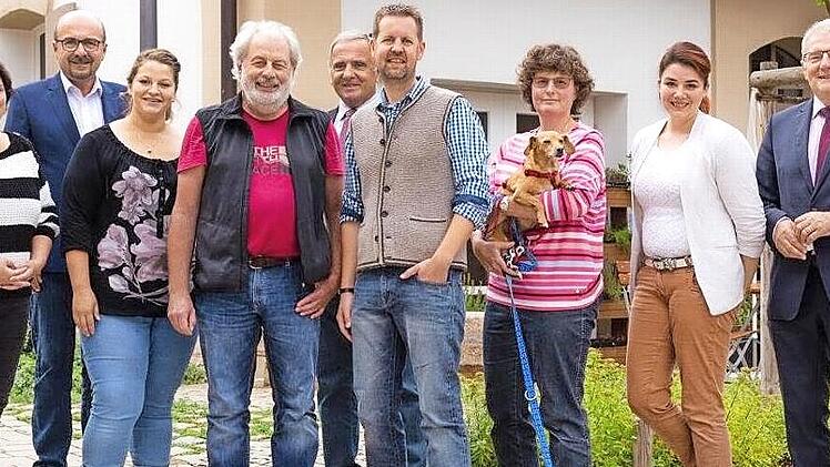 Der neue Vorstand des Obst- und Gartenbauvereins Harsdorf (von links): Beisitzerin Steffi Opel, Zweiter Bürgermeister Manfred Zapf, Beisitzerin Angie Gräf, Zweiter Vorsitzender Michael Hinz, Kreisvorsitzender Günter Reif, Vorsitzender Karl Weidner, Kassierin Isabell Stickling, Schriftführerin Anna Weidner und Bürgermeister Günther Hübner