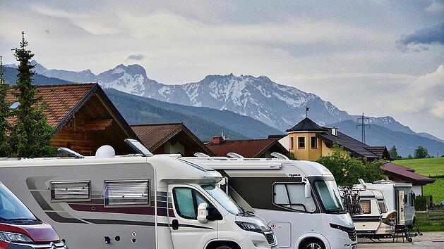 Wohnmobil mit Alkoven, vollintegriert, teilintegriert oder Campervan: Das mobile Zuhause kann so unterschiedlich sein.