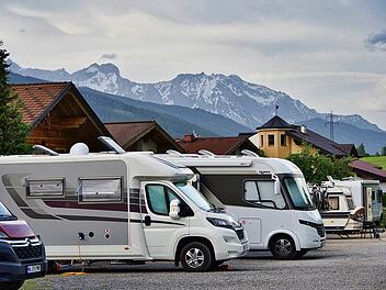 Wohnmobil mit Alkoven, vollintegriert, teilintegriert oder Campervan: Das mobile Zuhause kann so unterschiedlich sein.