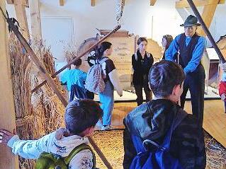 Schülerinnen und Schüler der Jakob-Kaiser-Realschule besuchten das Museum Herrenmühle in Hammelburg.