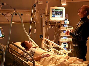 Frühling: Leben oder nicht! Was für ein Drama in "Frühling": Pfarrer Sonnleitner (Johannes Herrschmann) bangt betend um das Leben von Heidrun Niedermayer (Catalina Navarro Kirner).