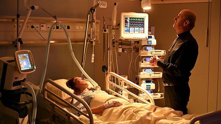 Was f&uuml;r ein Drama in "Fr&uuml;hling": Pfarrer Sonnleitner (Johannes Herrschmann) bangt betend um das Leben von Heidrun Niedermayer (Catalina Navarro Kirner).