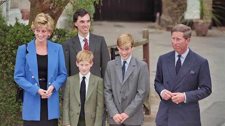An Williams (zweiter von rechts) erstem Tag in Eton traten Prinzessin Diana und Prinz Charles (rechts) gemeinsam mit Prinz Harry noch gemeinsam auf. Doch offiziell gingen die beiden Noch-Eheleute bereits getrennte Wege.