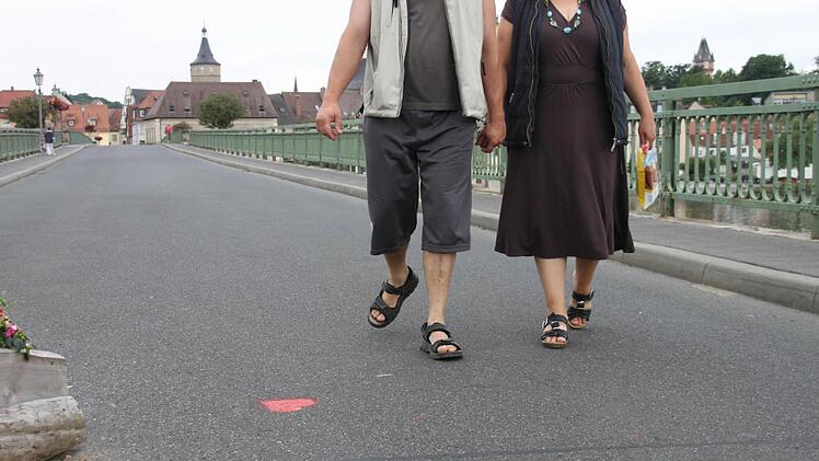 ..., aber wer hat die roten Herzen im Stadtgebiet versprüht - und weshalb?  Fotos: Fuchs