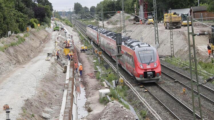 An beiden Seiten der Bahntrasse bei Erlangen entstehen Spundwände und neue Gleise. Die Bahnstrecke wird vierspurig ausgebaut.