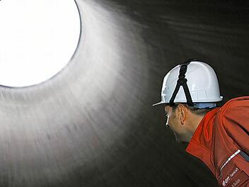 Ende 2015 schaut Eon in die Röhre wie hier der Techniker im Kühlturm des Kernkraftwerks Grafenrheinfeld. Es sei denn ... Foto: Matthias Hoch
