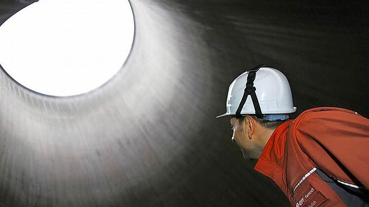 Ende 2015 schaut Eon in die Röhre wie hier der Techniker im Kühlturm des Kernkraftwerks Grafenrheinfeld. Es sei denn ... Foto: Matthias Hoch